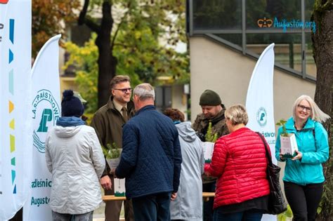 AKCJA SADZIMY W AUGUSTOWIE ROZDANO TYSIĄCE SADZONEK RODZIMYCH DRZEW