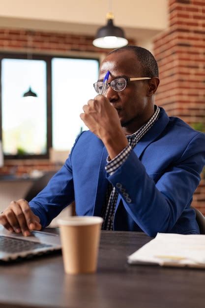 Empreendedor De Brainstorming De Idéias E Trabalhando No Laptop Para