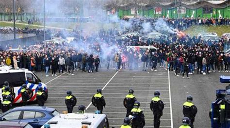 Dagblad010 Politie Tevreden Over Ordelijk Verloop Feyenoord Ajax