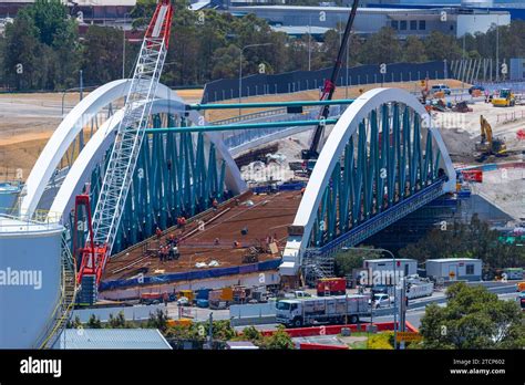 Trabajadores Que Construyen El Nuevo Puente Oeste Sobre El Canal