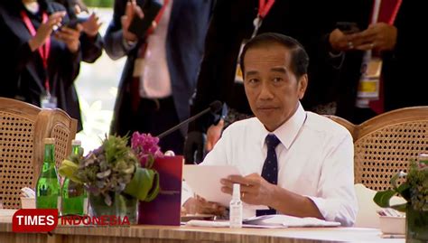 G20 Indonesia Summit Luncheon Jokowi Presents Ioc And Fifa Presidents