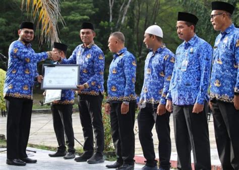 Bupati Halsel Serahkan Piagam Penghargaan Ombudsman Kepada Tujuh Opd