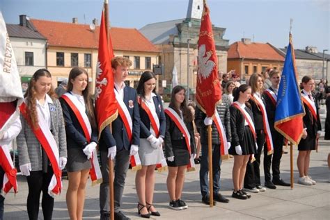 Maj Wka W Tomaszowie Uroczysto Ci Z Okazji Dnia Flagi I