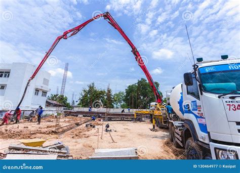 Concreto Do Crescimento Do Controle Do Trabalhador Dos Homens Da