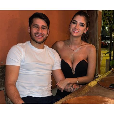 Popular Tito Torres Y Su Novia Rajar N Del Pa S Para Relajarse Tras