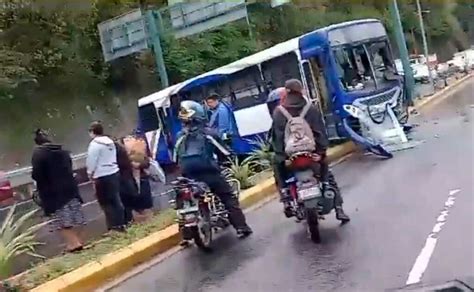 Fuerte Accidente Es Protagonizado Por Autobús En La Calzada La Paz