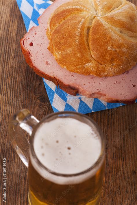 Bayerischen Leberkäse In Einem Brötchen Mit Bier Stock Foto Adobe Stock