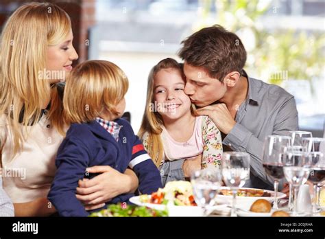 Le Père Embrasse Sa Fille Au Restaurant Au Déjeuner Et Sa Mère Et Son