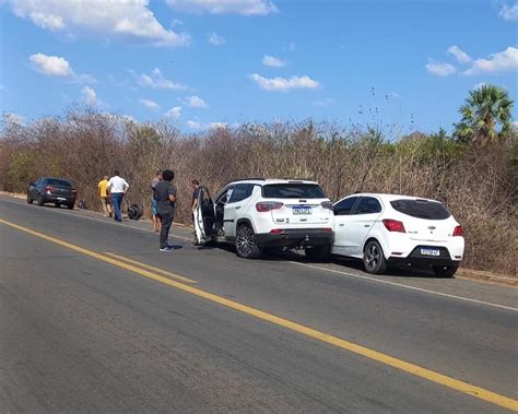 Dois Carros De Passeio E Uma Carreta Se Envolvem Em Acidente Na Br