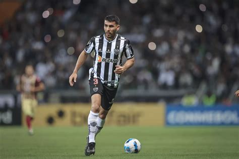 Vasco negocia zagueiro campeão brasileiro pelo Atlético em 2021