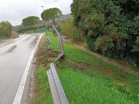 Sfonda Il Guard Rail E Finisce Con L Auto Nella Scarpata Occhio Alla