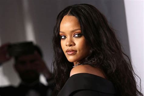 Rihanna Is Suing Her Father For 75 Million Over Fenty Name