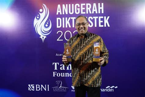 Upn Veteran Jawa Timur Raih Penghargaan Silver Winner Ptn Blu Dalam