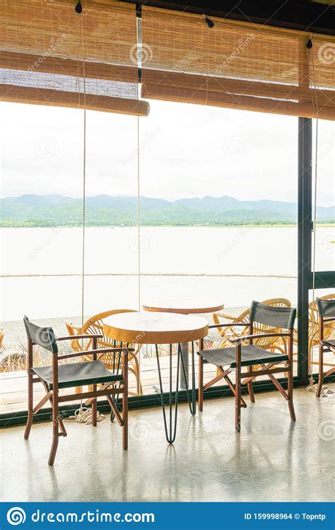 Mesa Vazia E Cadeira No Restaurante Foto De Stock Imagem De Interior