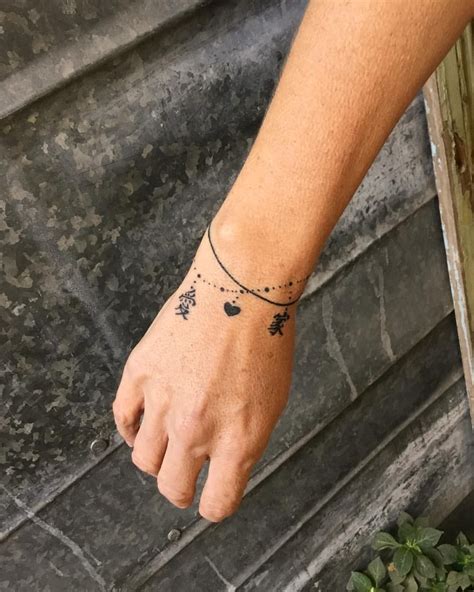 Lista 92 Foto Tatuajes De Pulseras En El Brazo Para Mujer Mirada Tensa