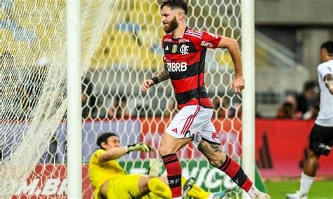 Corinthians joga melhor mas leva gol nos acréscimos e perde para o