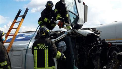 Incidente In A14 Nel Bolognese Un Morto E Due Feriti La Repubblica