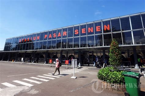 Penumpang Kereta Api Di Stasiun Pasar Senen Saat Libur Paskah Foto