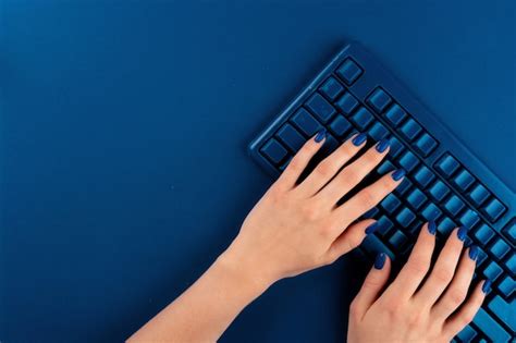 Manos De Mujer Escribiendo En El Teclado De La Computadora Con Color