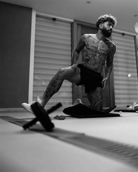 Gabigol Exibe Treino Intenso Em Cliques Preto E Branco Vogue