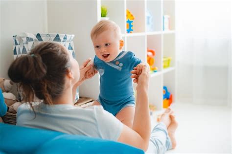 Linda Madre E Hijo Juegan Juntos En Casa Foto Premium