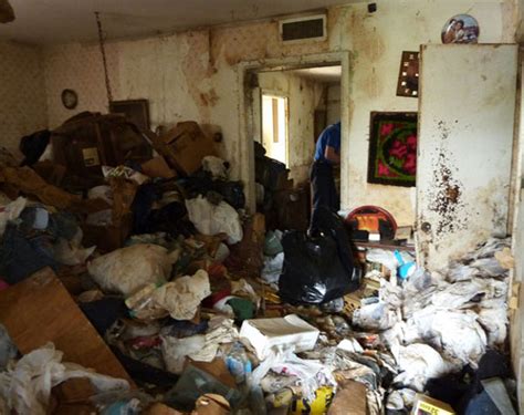 34 Scary Photos Of The Worlds Filthiest Homes