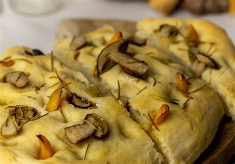 Steinpilz Focaccia Fluffiges Italienisches Ofenbrot Einfach