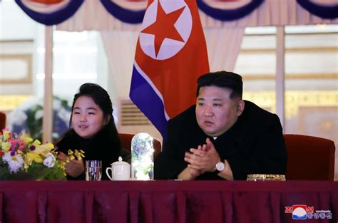 金正恩氏、娘と新年芸術公演を鑑賞｜ニフティニュース