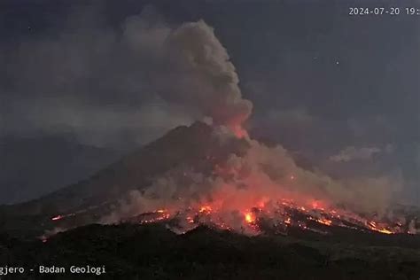 Gunung Merapi Di Perbatasan Jateng Jogja Erupsi Keluarkan Guguran Lava