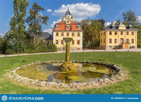 Brunnen Und Teich Vor Dem Schloss Belvedere In Weimar Stockbild Bild