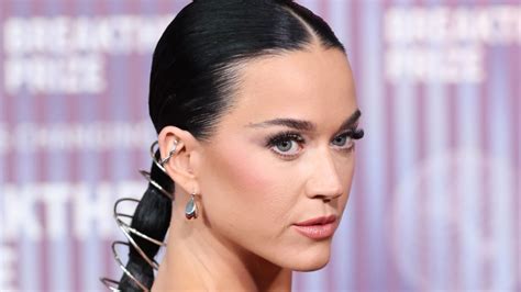 Katy Perry D Chain E Sur Ch Rie Fm Elle Exhibe Ses Seins Dans Un Top