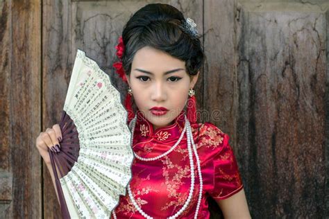 Cheongsam Traditionnel De Robe Rouge Chinoise De Femme Image Stock