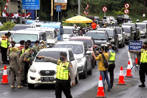 Penyekatan Kendaraan Wisatawan Puncak Bogor Antara Foto