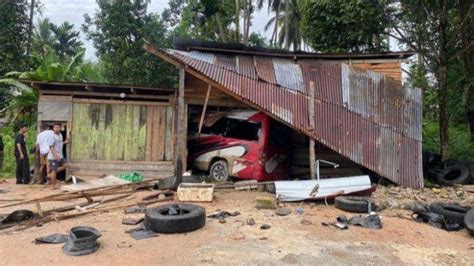 Mikrobus Berpenumpang 14 Orang Tabrak Bangunan Di Padang Pariaman