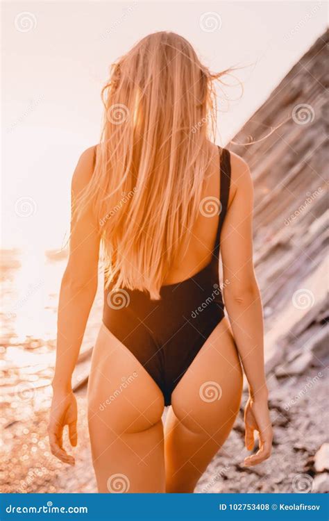 Donna Bionda In Bikini Nero Sulla Spiaggia Con I Colori Di Tramonto Di