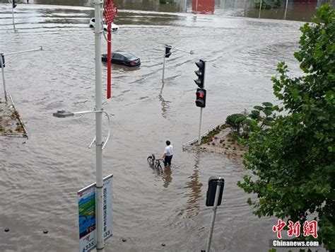 河南鄭州突降暴雨 道路積水車輛行人受困 壹讀