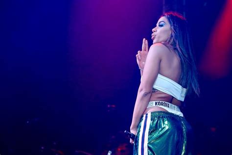 Anitta abusa da sensualidade e deixa calcinha à mostra em show