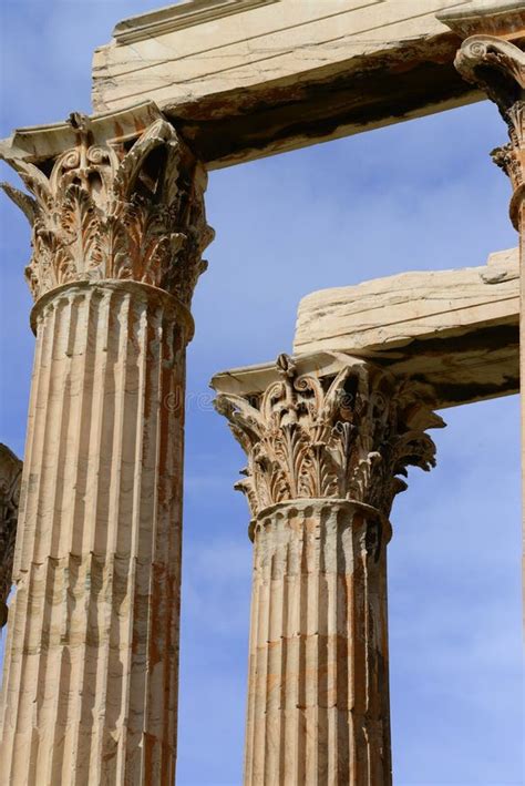 Las Columnas De Mármol Blancas Dirigen Los Detalles Del Templo De Zeus