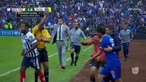 Tarjeta amarilla El árbitro amonesta a Rafael Baca de Cruz Azul TUDN