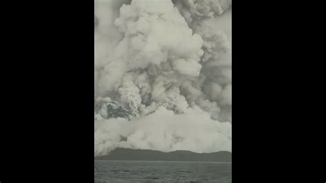 Volcán submarino entra en erupción y provoca tsunami Olas de unos 1 2