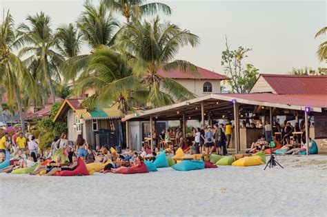 Ludzie W Barze Na Plaży Przychodzą Oglądać Zachód Słońca Piaszczystą