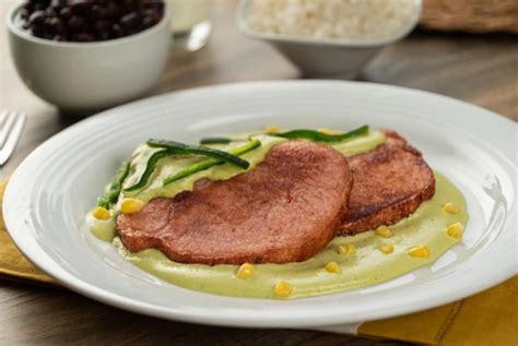 Chuletas De Cerdo En Salsa Poblana Con Sal Y Azucar