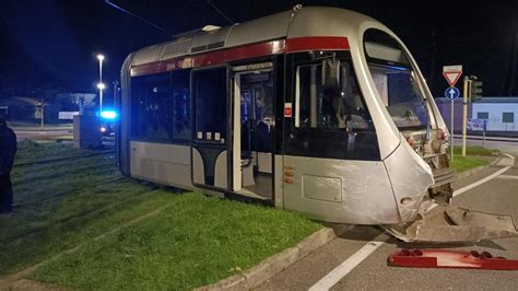 Incidente A Scandicci Scontro Con Un Auto Fa Deragliare Il Tram