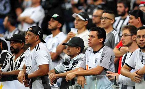 Torcedores Do Fluminense Entram Em Confronto Com A Polícia Antes De Fla