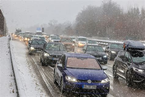 Stau Nach Unfall Auf A Viele Crashs Im Verschneiten Sachsen