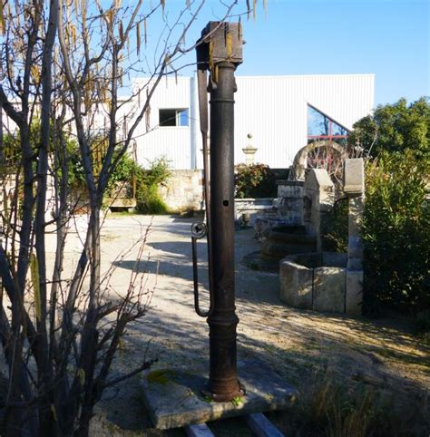 Une pompe manuelle pompe à eau avec bras en fonte ancienne marron