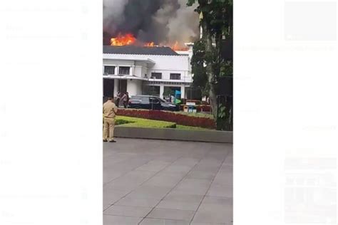 Kantor Pemkot Bandung Kebakaran Petugas Pemadam Dan Hujan Deras Tak