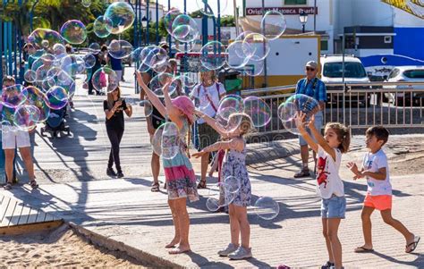 Enfants Qui Jouaient Avec Des Ballons Soap Photo stock éditorial