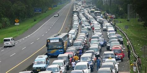 Jalur Puncak Macet Parah Malam Ini Merdeka