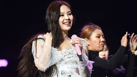 Jennie Deslumbra En La Gira De Blackpink Con Un Vestido De Un Dise Ador